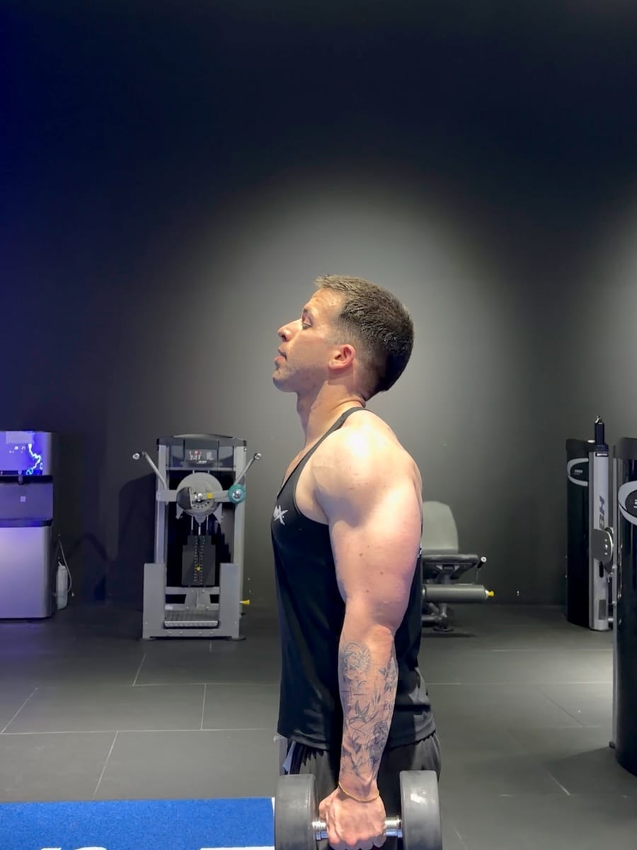 Entrenando en el gimnasio, de perfil