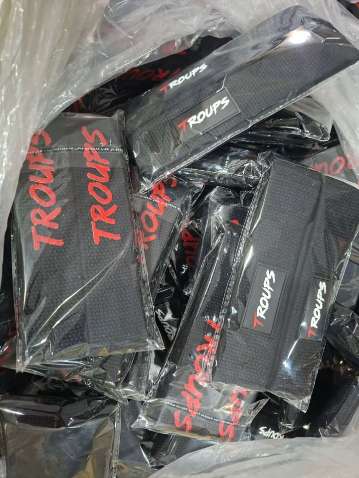 Straps Troups recién fabricados: cinta negra con el logo en rojo y la etiqueta de goma